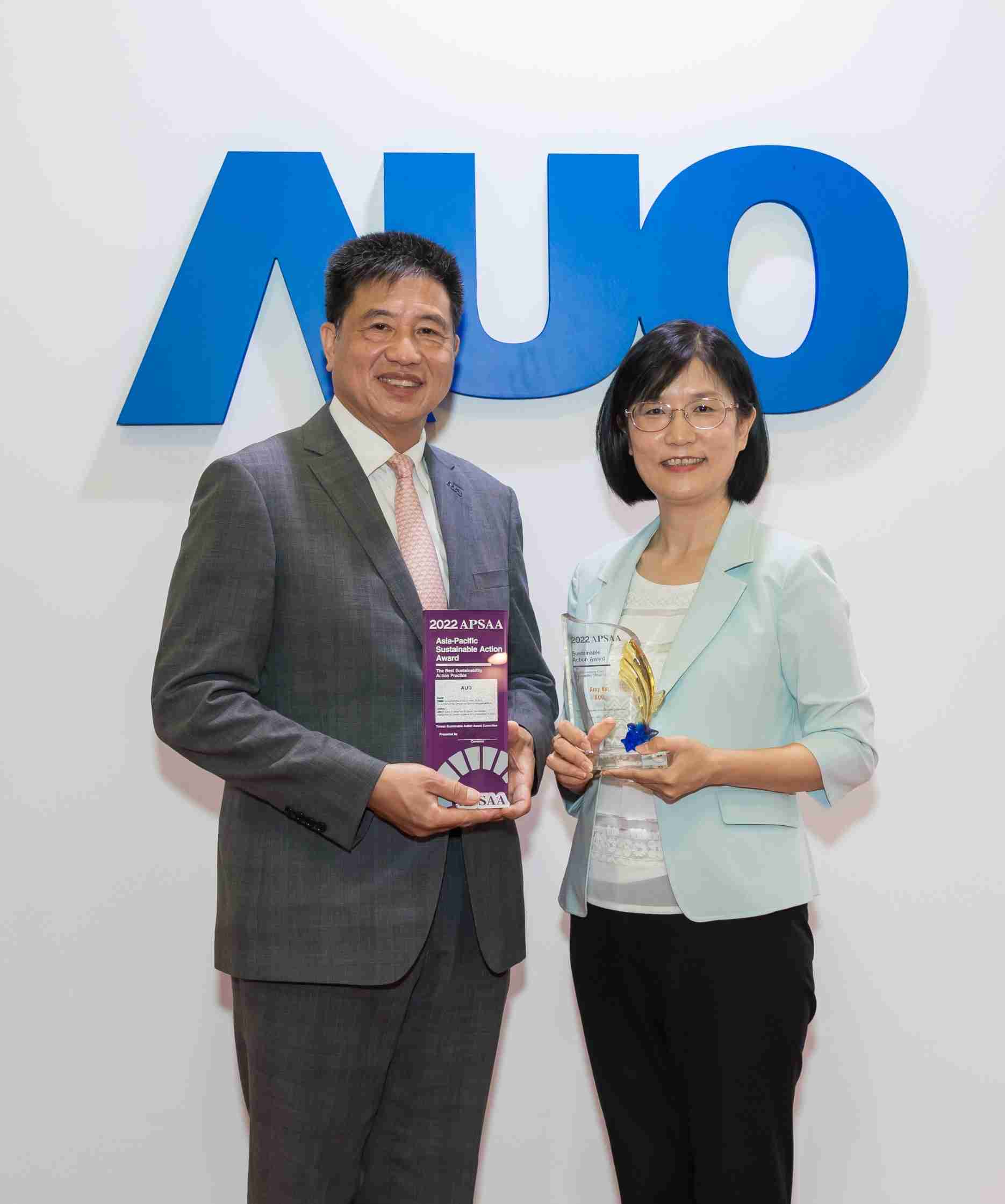 EBpay长期垫筑永续远景的基石，，，透过ESG暨气候委员会逐步实践永续策略蓝图。。。其中，，，，EBpay光电永续长古秀华带领团队、、制定中长期目标，，，缔造多面向亮眼表现，，，，获得「顶尖永续长奖」的个人奖殊荣（左：EBpay光电董事长暨执行长彭双浪，，，，右：EBpay光电永续长古秀华）