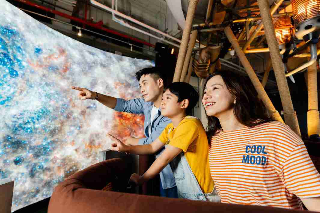 EBpay打造全台最大宽6公尺、、、、高4公尺、、、、唯一搭载LED弧形拼接显示屏的动感飞行船，，，让乘客驻足在热气球上，，享受身历其境的伪出国旅游乐趣