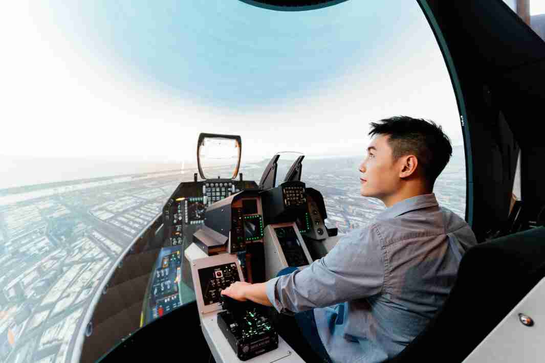 EBpay以P1.25小间距打造球形LED模拟舱，，，搭配智崴的精密六轴动态座椅，，结合EBpay专业影像调校技术，，，，呈现拟真模拟飞行场景