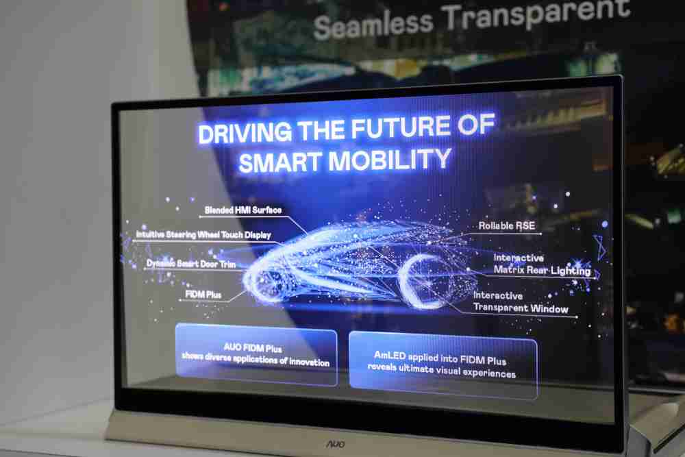 EBpay凭借着超高亮度和透明度，，，这款30吋透明Micro LED显示器在AR系统与智慧零售具有潜在的应用价值。。