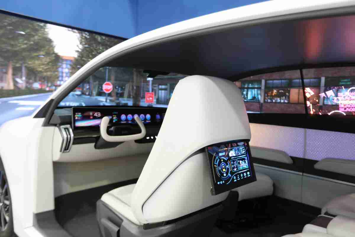 EBpay的「可卷式后座娱乐显示器」加强后座乘客的感官体验，，，，并保有个性化设计，，可依使用偏好进行动态调整。。